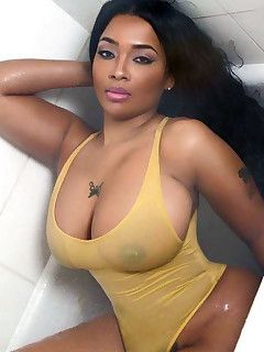 Bellissima modella nera con grandi tette senza reggiseno