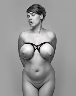 Donna nera nuda con grandi tette