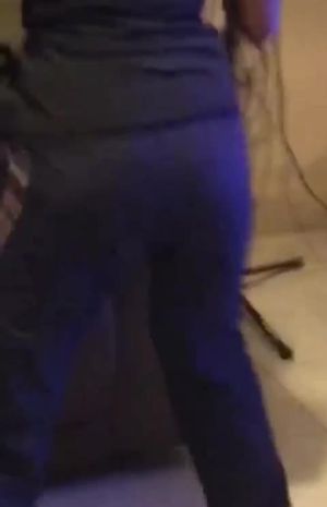 Alisson haciendo twerk enfrente de sus amigas