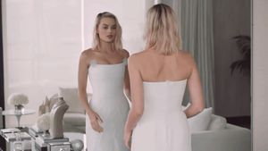 Sexy Margot Robbie Mirror