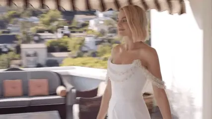 Margot Robbie Sexy Walk