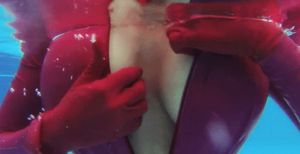 Even underwater, incredible tits!