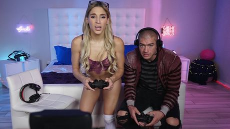 Gamer Abella Danger baisée dur après un soin du visage