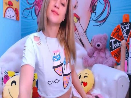 Blonde Babe Present Her Perfect Ass Live