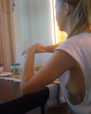 Amateur blonde side boob
