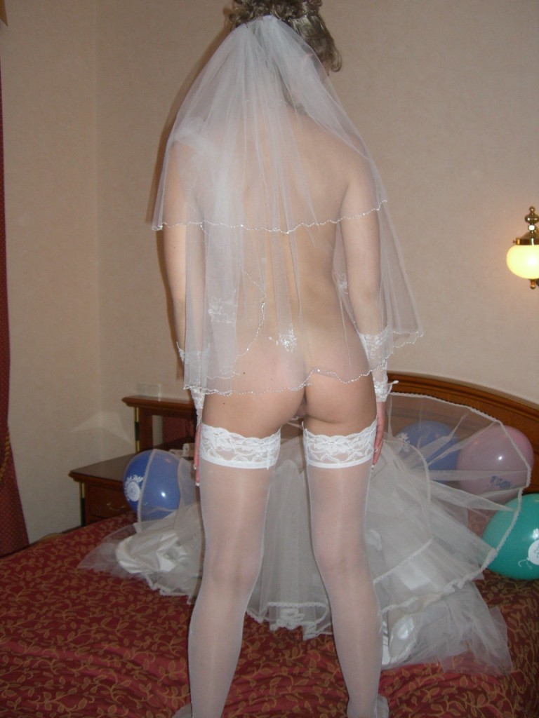 Nude bride from the back.