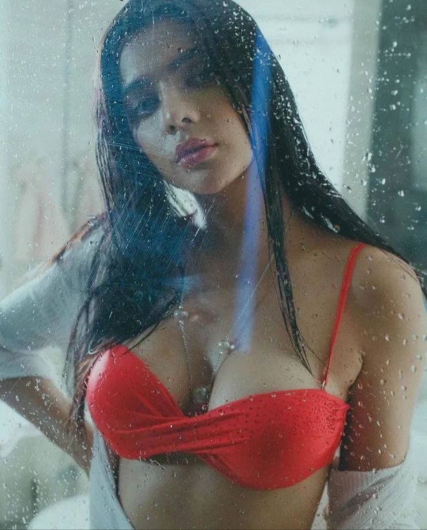 Cute Indian babe in red bra