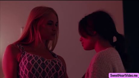 India Summer spreads her legs and let her Sabina Rouge eat her pussy