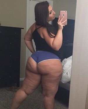 Brunette PAWG mirror selfie
