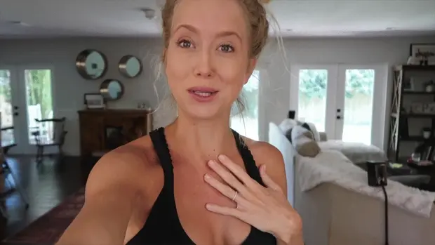 Showing her milfy tits off