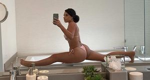 Aline is sexy and flexible!