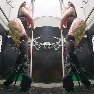 Hot pole dancer (@_natusol_)