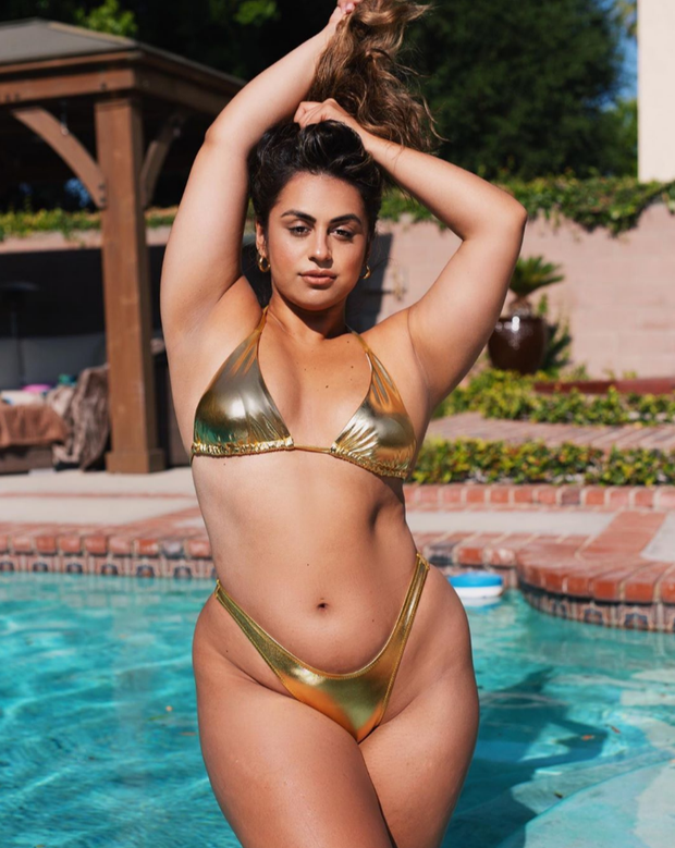 thick pool babe