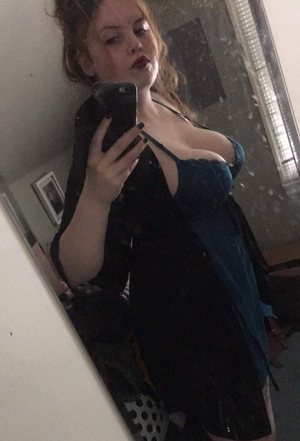 Busty bbw babe shows her tits!