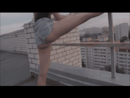 Blonde in short shorts twerking with one leg up in public