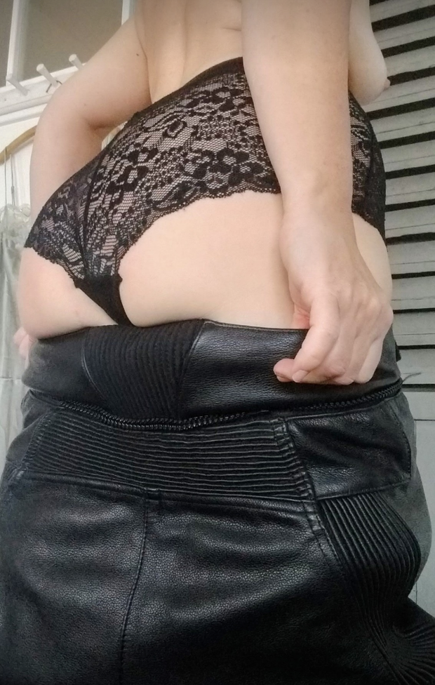 Hope my ass will fit this smal size leather motorcycle pants...