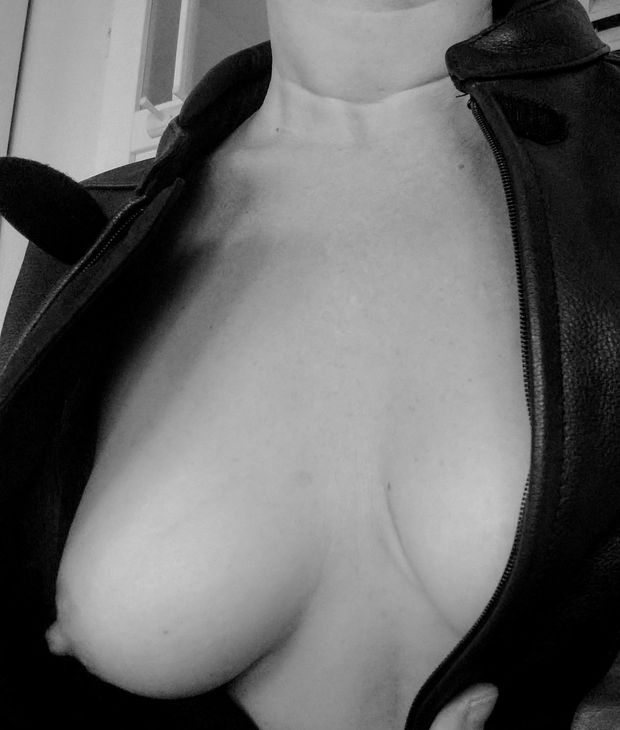 Love to feel the leather rubbing against my hard nipples...