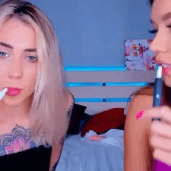 Smoking hot babes kissing