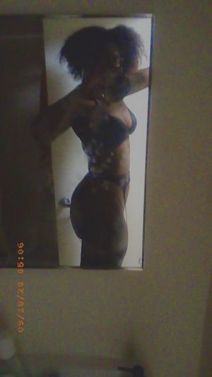 Amateur Ebony Late Night Lingerie Selfie.