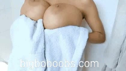 Elle joue avec ces gros seins et forme un cœur avec