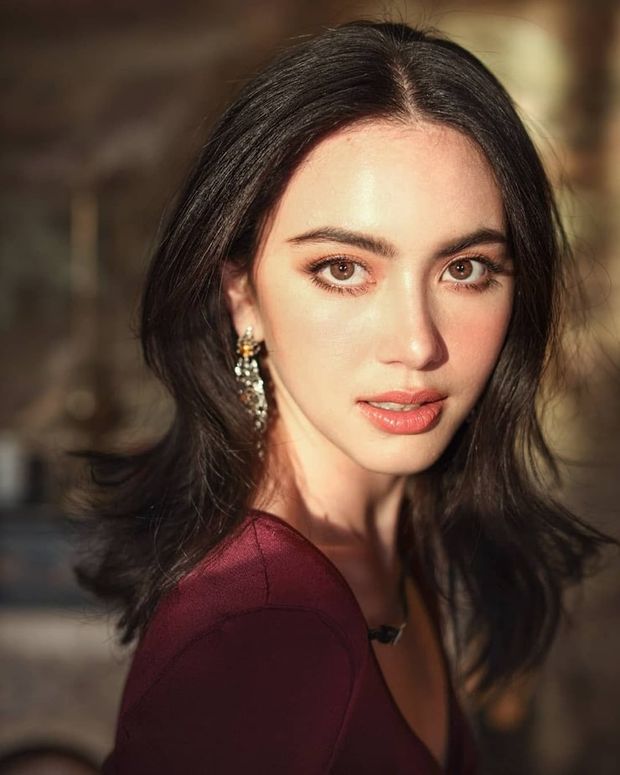 Davika Hoorne, face