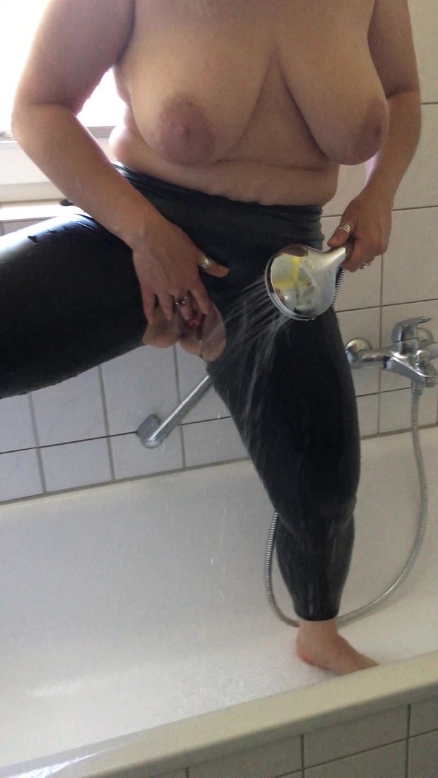 meine drecksau duscht mit Leggings