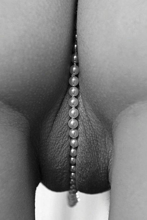 Pearls between lips gap