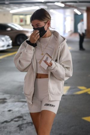 HAILEY BIEBER’S masked CAMELTOE 01