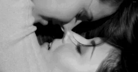 Lez kiss better