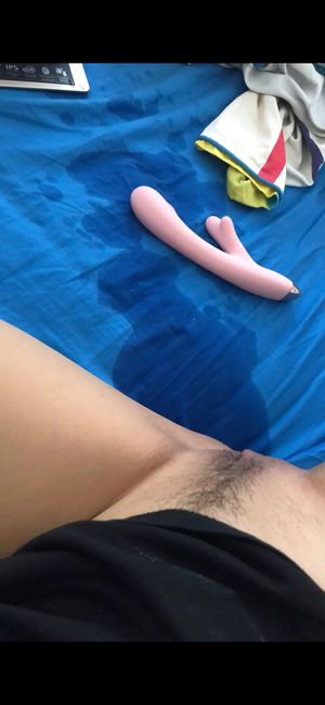 She plays whith her toy and she ejaculates