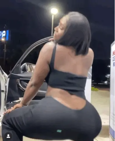 Big ass twerking in a very sexy outfit with no panties!! Loving it!!!
