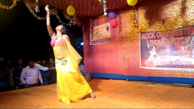 Hot and Sexy Indian babe dancing on the most romantic indian song tip tip barsa pani