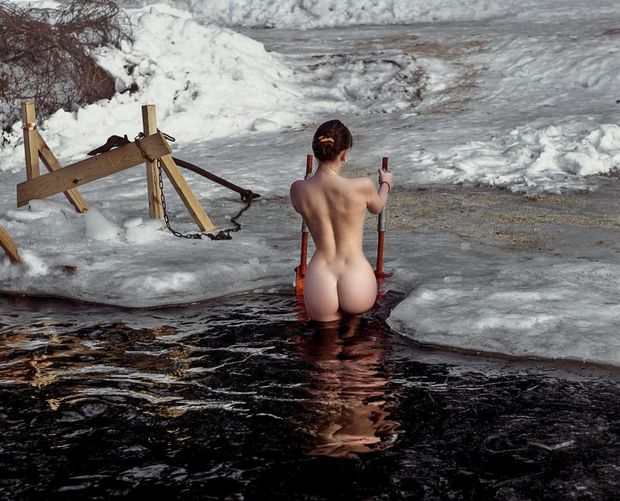 Winter is coming! Women get naked!