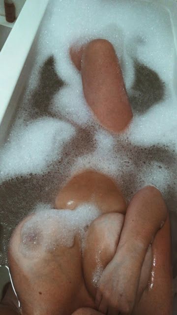 Bath time with UK Chaturbate model  Ella_azzurro hot webcam model aka ella_england.