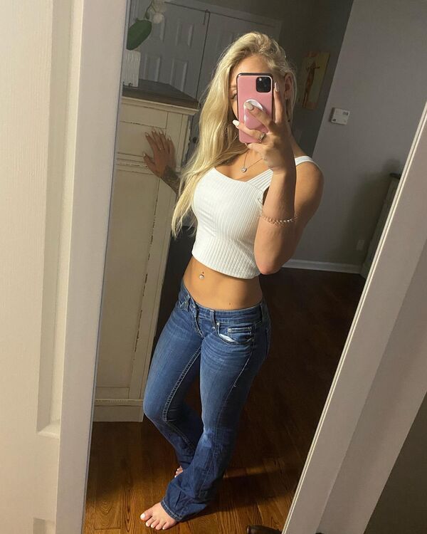tight top jeans selfie