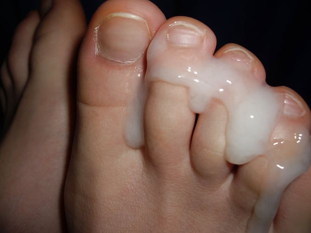 Cum on toes