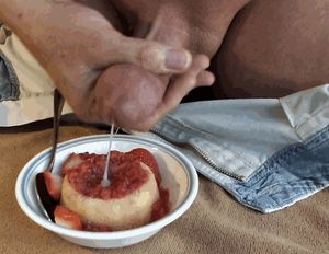 Strawberry cum cake