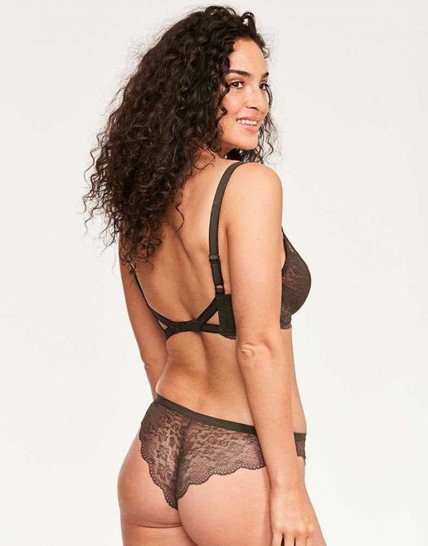 Anna Shaffer che guarda sexy in mutandine nere e reggiseno