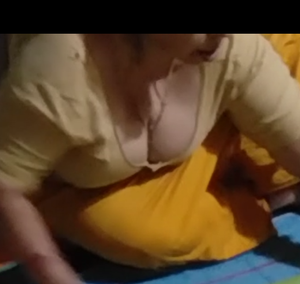 Indian aunty big boob's showing her deep cleavage Sexy