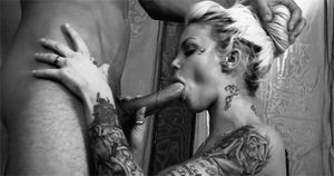 tattooed babe sucking dick