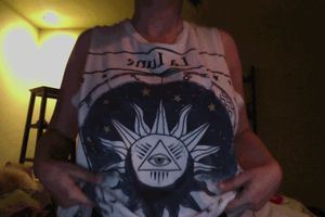 Nerdydirtyandcurvy lifting her shirt and flashing her bra