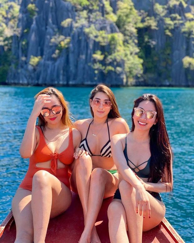 Floating Filipina Cuties In a Palawan Philippines Lagoon