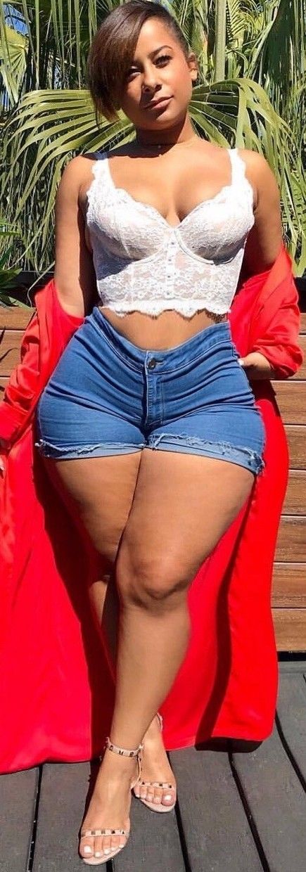 THICK ASS JEANS AND SEXY HIGH HEELS