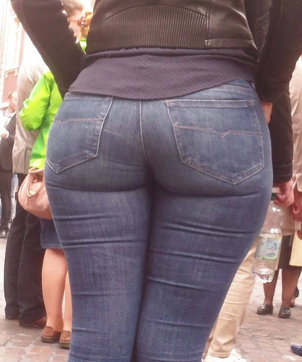 CANDID PAWG ASS BIG WHOOTY