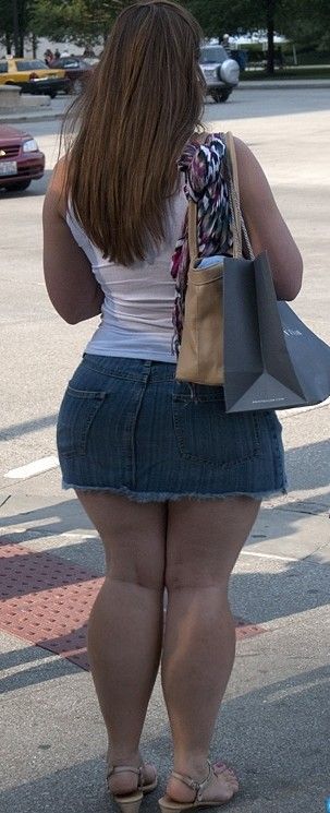CANDID WIDE ASS MILF