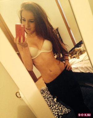 Одинокие леди перед зеркалом снимают себя голышом