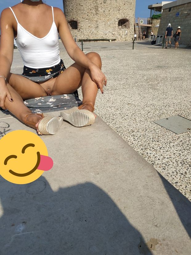 A gambe aperte