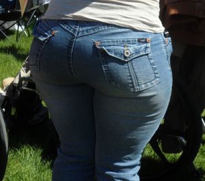 CANDID PHAT BUTT IN TIGHT JEANS