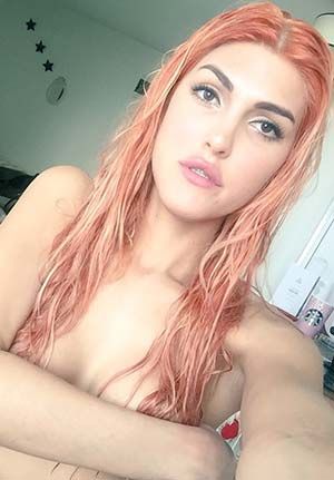 Nasty shemale slut with orange hair living in LA looking for hot sex and dates
