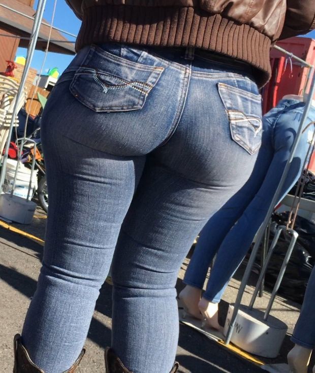 CANDID PHAT BUTT IN TIGHT JEANS